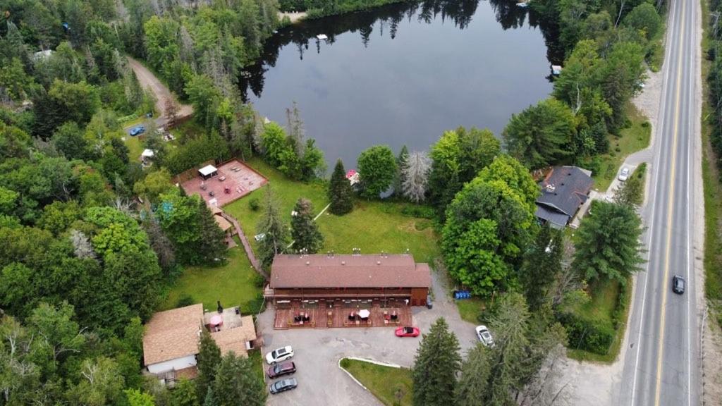 Hotel Du Lac Lenore Sainte-Adèle Exterior foto